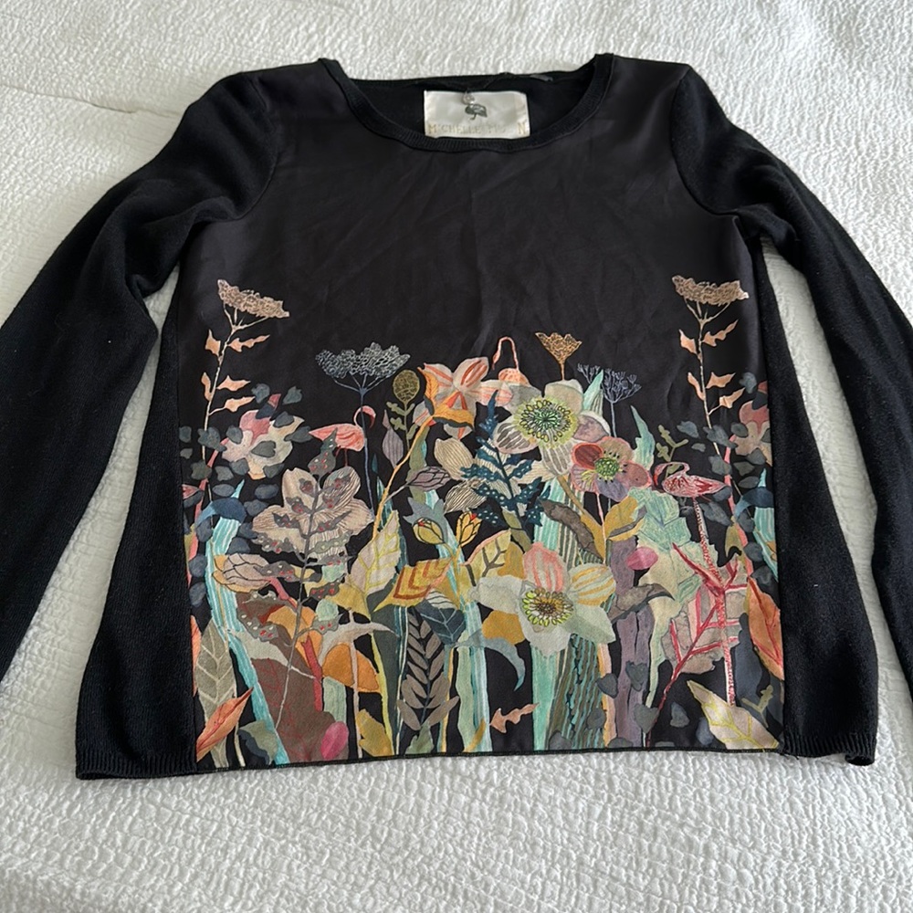 Lightweight sweater w beautiful flower pattern on front ,long sleeve.